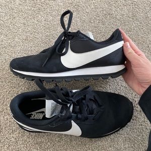 Nike black suede vintage trainer size w 6.5.